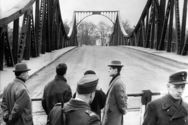 Февраль 1962 года. Советского разведчика Рудольфа Абеля (Вильяма Фишера) обменяли на американского летчика Фрэнсиса Гэри Пауэрса, разведывательный самолет которого был сбит над территорией Советского Союза двумя годами ранее.<em>На фото   Глиникский мост (соединял подконтрольную ФРГ часть Берлина и восточногерманский Потсдам), на котором прошел обмен. Впоследствии здесь состоялась еще серия обменов разведчиков, и мост стали называть  шпионским .</em> (picture-alliance/ dpa / ТАСС)