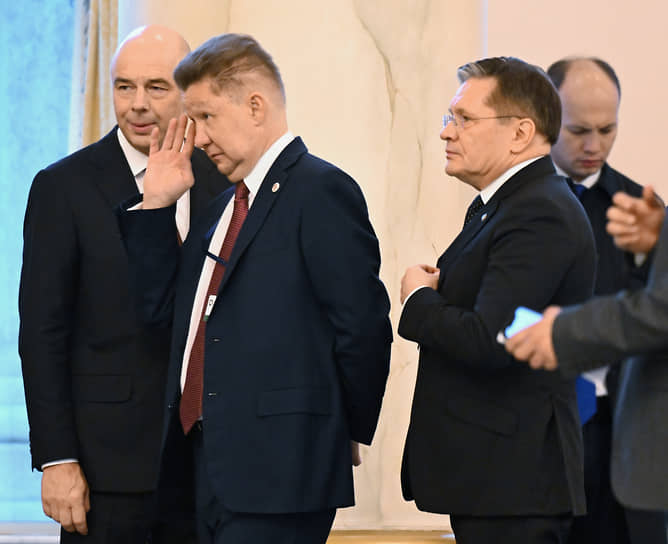 Минфин под руководством Антона Силуанова (слева) нашел способ разделить государственные и рыночные функции госкомпаний, чтобы взять первые под контроль (в центре — Алексей Миллер, справа — Алексей Лихачев, «Росатом»)
