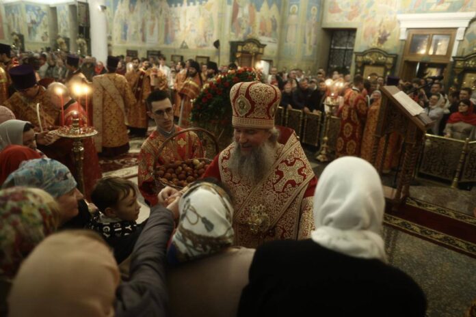 Светлая Пасха в Екатеринбурге - Благодатный огонь и радостные службы-0