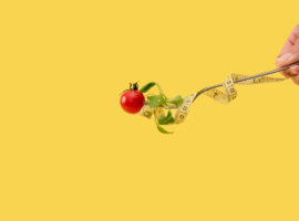 Помидор и его двойная жизнь: фрукт или овощ? томат на вилке