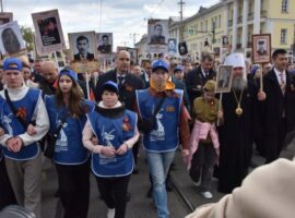 Денис Паслер возглавил масштабное шествие «Бессмертный полк» в Екатеринбурге denis pasler vozglavil masshtabnoe shestvie bessmertnyj polk v ekaterinburge-tstpp-ru-174678807000-0