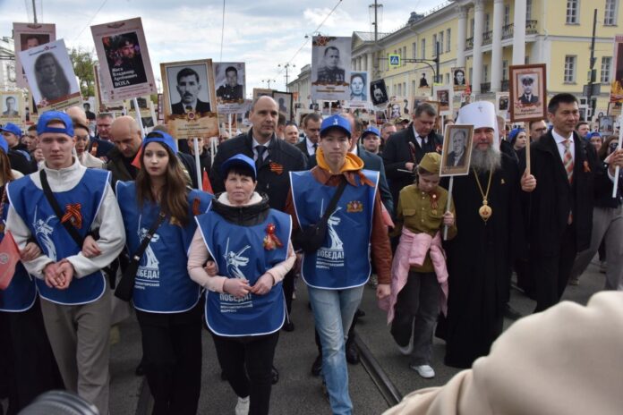 Денис Паслер возглавил масштабное шествие «Бессмертный полк» в Екатеринбурге-0