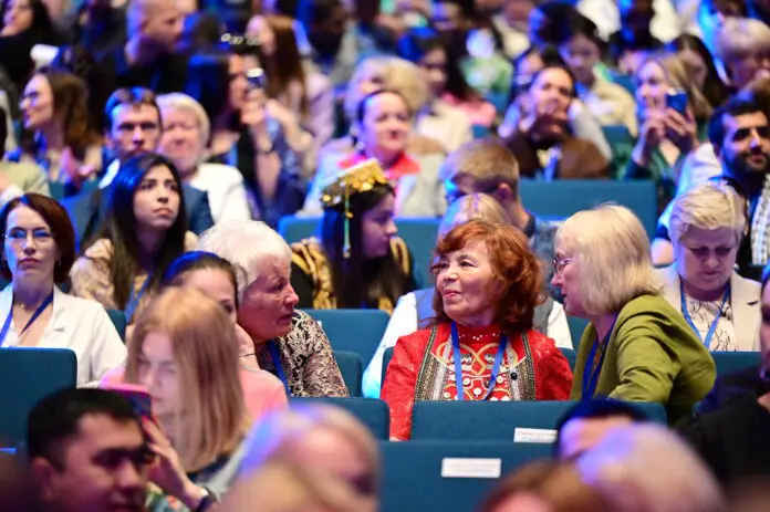 На Международном женском форуме в Екатеринбурге собрались 5,4 тыс. участников-0