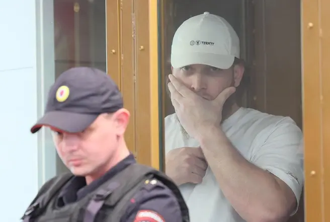 Суд в Москве арестовал одного из двух обвиняемых в нападении на курьера в Москве-Сити | Источник: Дмитрий Толстошеев / MSK1.RU 
