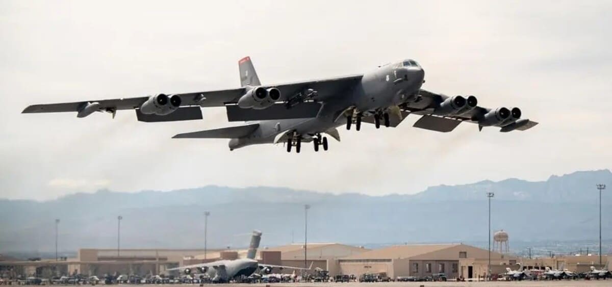 США проводят стратегическую модернизацию B-52 Stratofortress для нового века-0