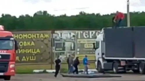 Жители Иркутской области забрались на крышу фуры, пытаясь помешать дронам ВСУ