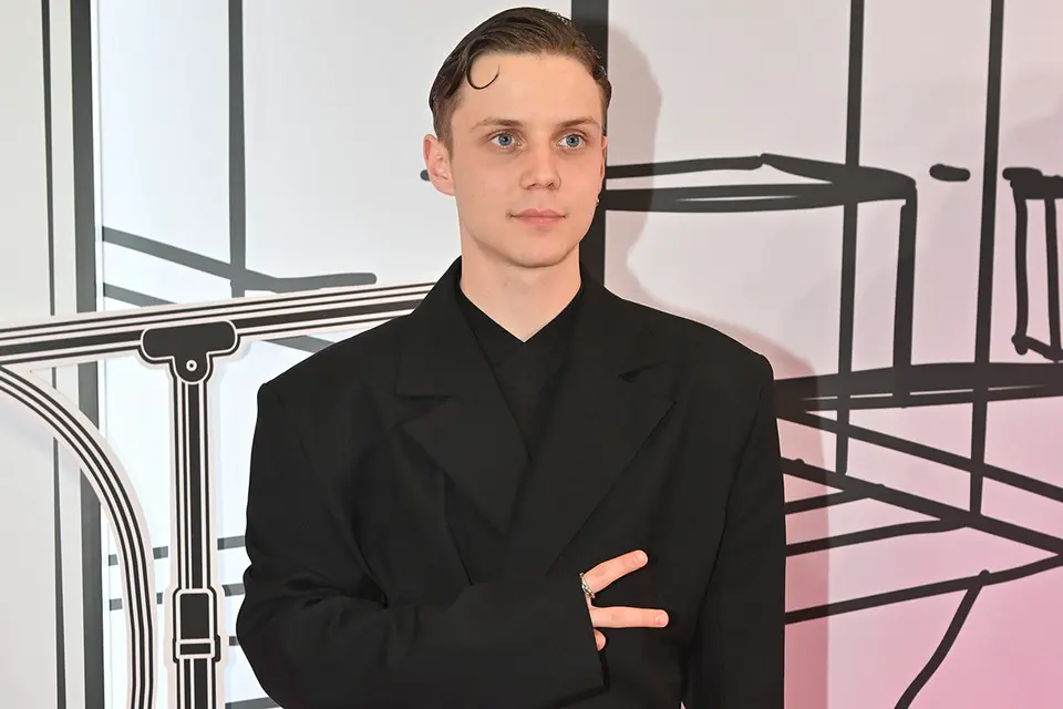 Исполнитель хитов «Венера-Юпитер», «Цветаева» и «Настоящая», 19-летний Ваня Дмитриенко дал большое интервью Ксении Собчак.