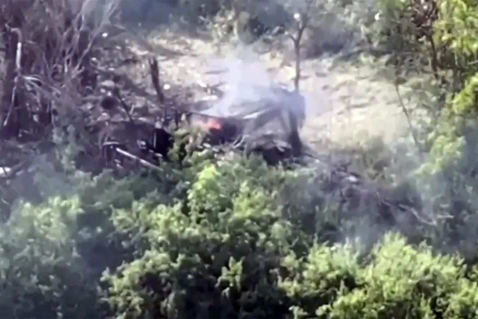 Оператор ударного беспилотного летательного аппарата самолетного типа «Молния», умело управляя дроном нанес точное попадание по танку, который через несколько минут выгорел до тла.