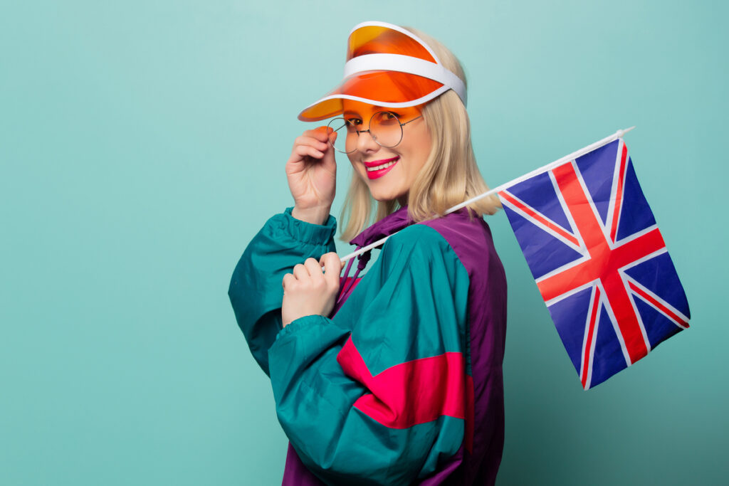 Блондинка в спортивном костюме 90-х с флагом Великобритании