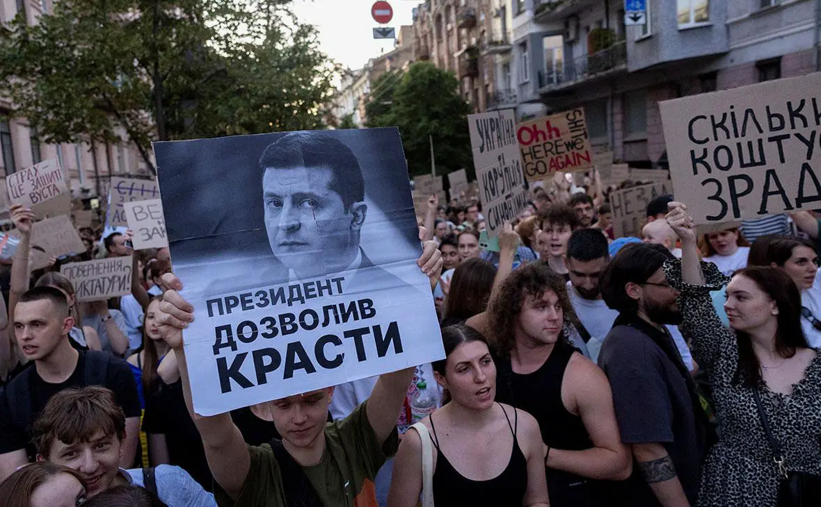 Украинцы протестуют против недавно принятого закона, который ограничивает независимость антикоррупционных институтов, в Киеве, Украина, 23 июля 2025 года (Thomas Peter / Reuters)