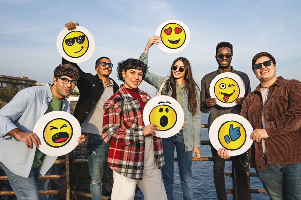 Группа друзей с дисками с нарисованными эмодзи