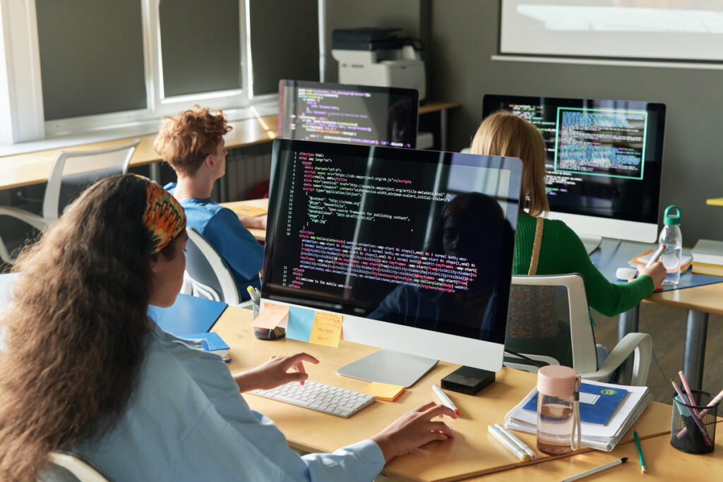 Работники пишут компьютерные коды