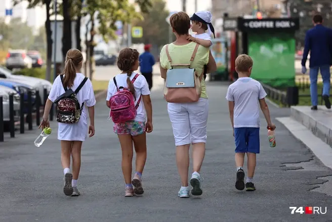 Известно, что статус ребенка в России сохраняется до 18 лет | Источник: Дарья Пона / 74.RU