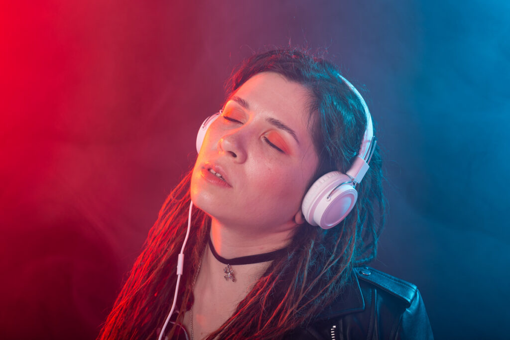 Женщина наслаждается музыкой в наушниках