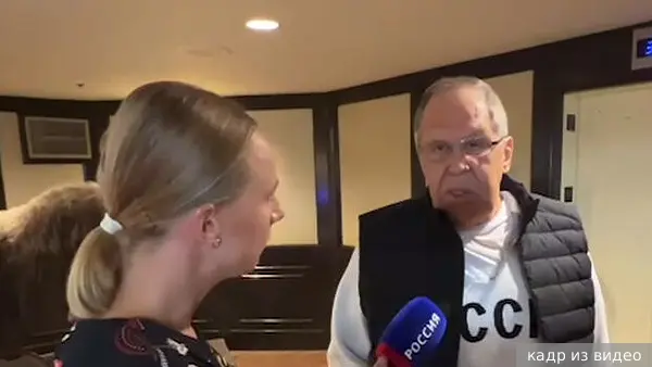 Лавров спровоцировал шопинг-бум на свитеры с символикой СССР
