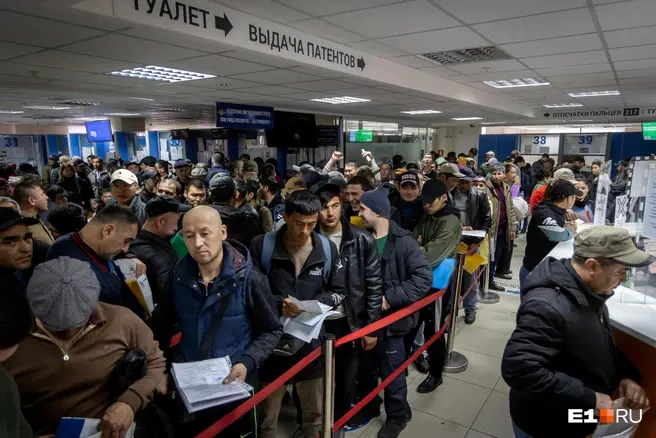 Экзамен для мигрантов предложили дополнить нормами общения с женщинами | Источник: Владислав Лоншаков / E1.RU