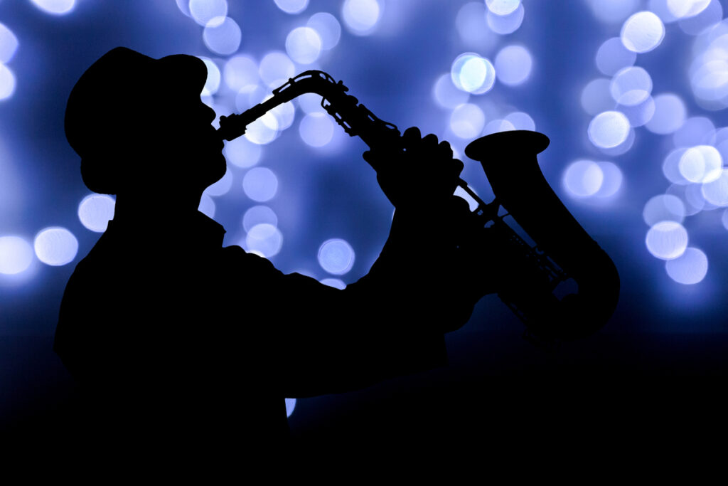 Jazz saxophone player in performance on the stage tstpp Джазовый саксофонист выступает на сцене
