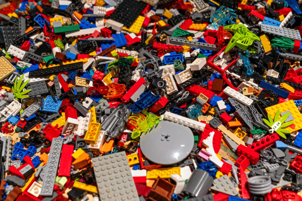 LEGO, разбросанный по полу
