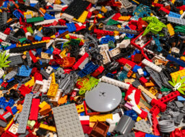 LEGO, разбросанный по полу
