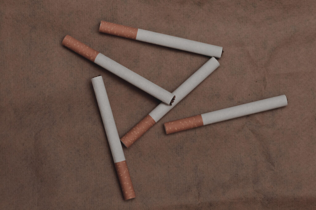 Пять сигарет лежат на столе