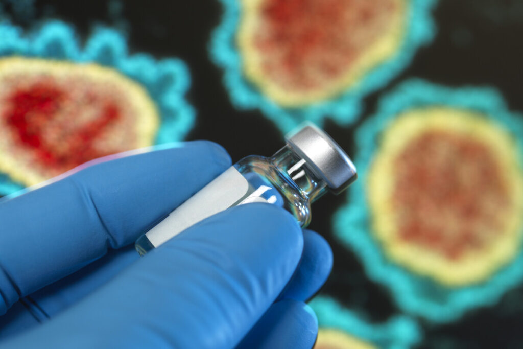 Ученый держит флакон с жидкостью