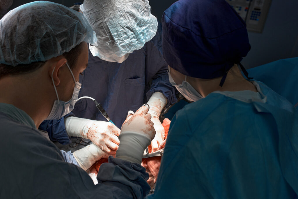 Вид сверху на команду хирургов во время операции