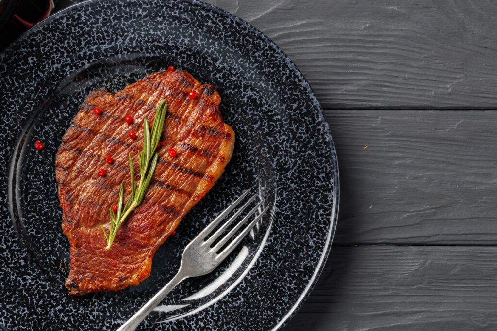 Grilled beef steak served on plate close up tstpp Стейк из сырой говядины на сковороде