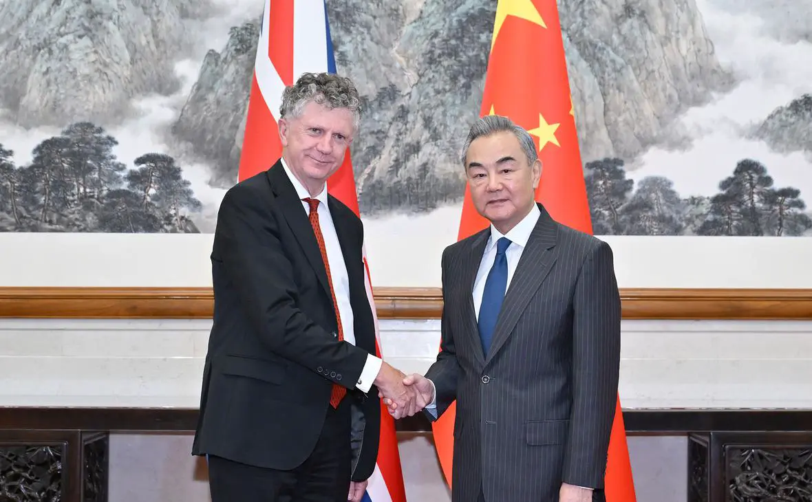 Джонатан Пауэлл и министр иностранных дел Китая Ван И ( Gao Jie / XinHua / Global Look Press)