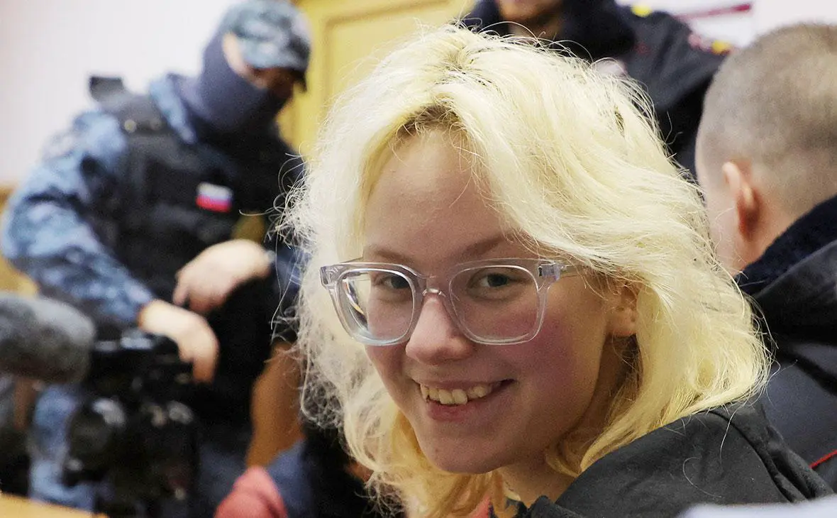 Диана Логинова (Наоко), обвиняемая в дискредитации вооруженных сил России, посетила судебное заседание в Санкт-Петербурге, 28 октября 2025 года (Антон Ваганов / Reuters)