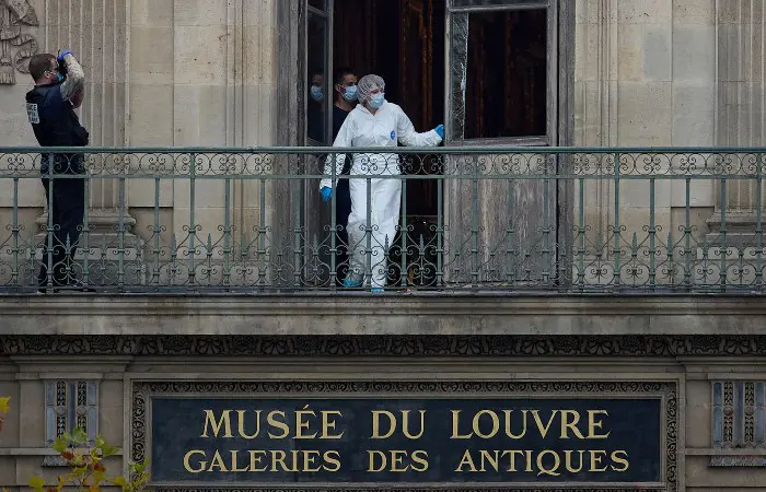 Задержаны двое из четырех подозреваемых в ограблении Лувра