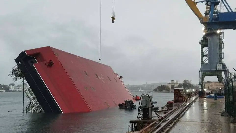 Плавучий кран опрокинулся в Севастополе, два человека погибли