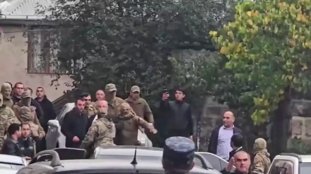 Мэра Гюмри вывели из здания в окружении спецназа и увезли в неизвестном направлении