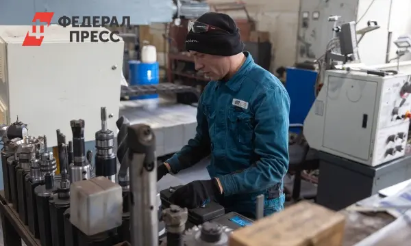 Юнис обращается к заводчанам о будущем ЛНР на фоне авиабомб-0