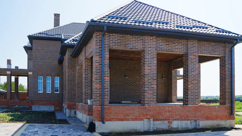 Специалист Васильев рассказал о преимуществах начала строительства дома осенью