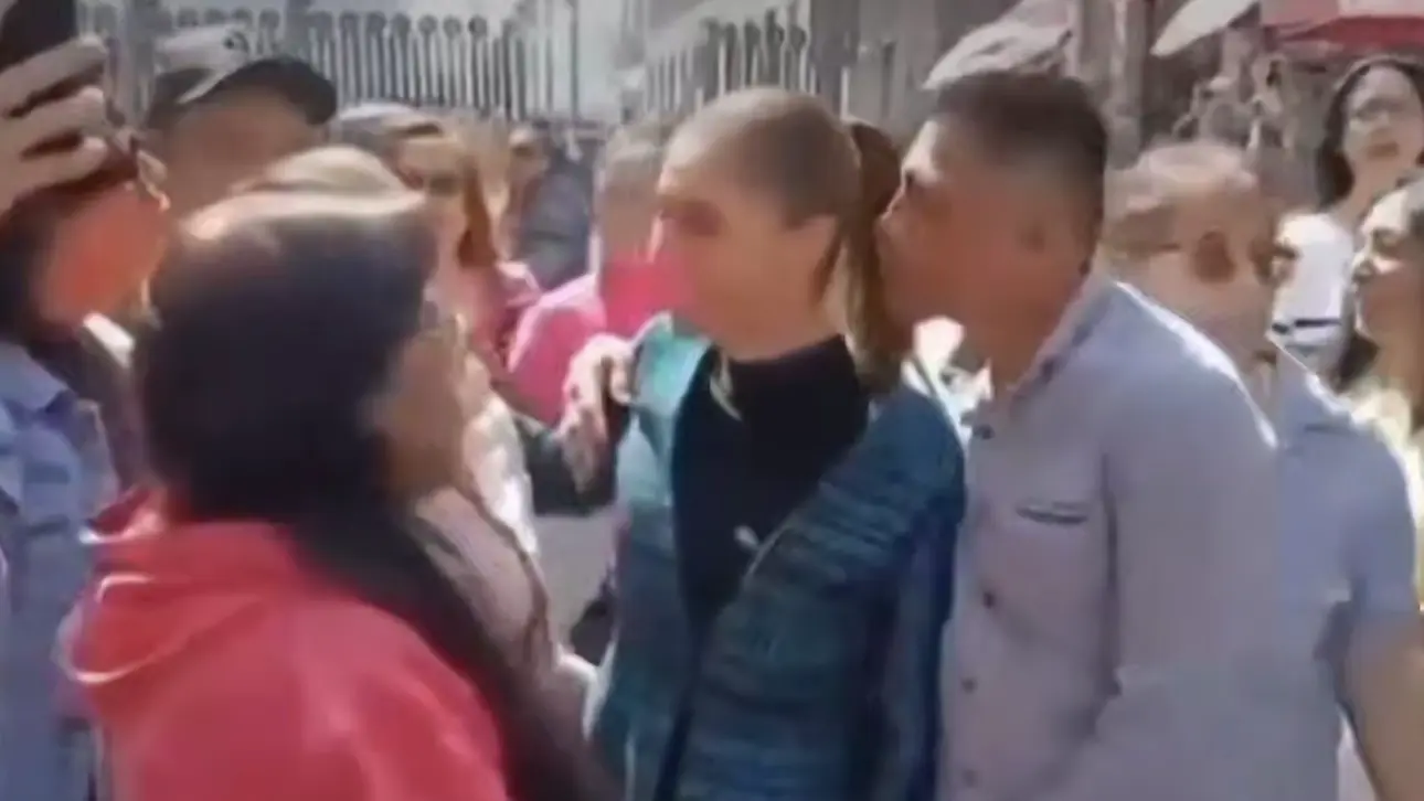Неизвестный попытался поцеловать президента Мексики Шейнбаум