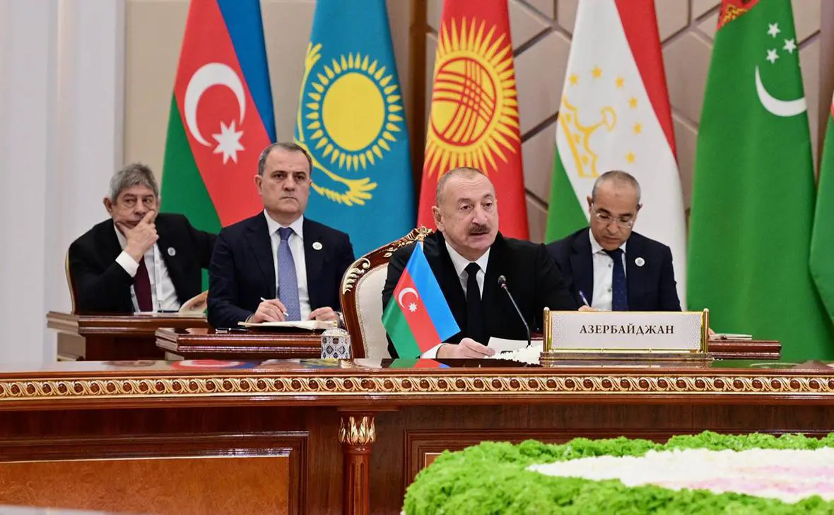 Ильхам Алиев (второй справа) (пресс-служба Президента Азербайджанской Республики)