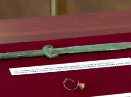 В Казахстане обнаружен бронзовый меч сакского воина из древней гробницы v kazahstane obnaruzhen bronzovyj mech sakskogo voina iz drevnej grobniczy-tstpp-ru-0