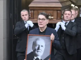 vladimir simonov podcherknul chto pamyat o velikom artiste teatra vahtangova ostanetsya v serdczah poklonnikov-tstpp-ru-0