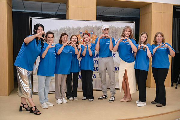 Радостная команда волонтеров