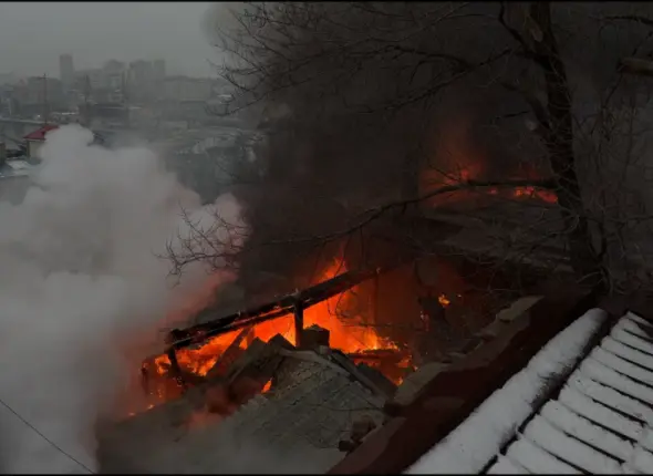 Новые кадры пожара в доме Элеоноры Прей во Владивостоке Евгений Кулешов, ИА PrimaMedia