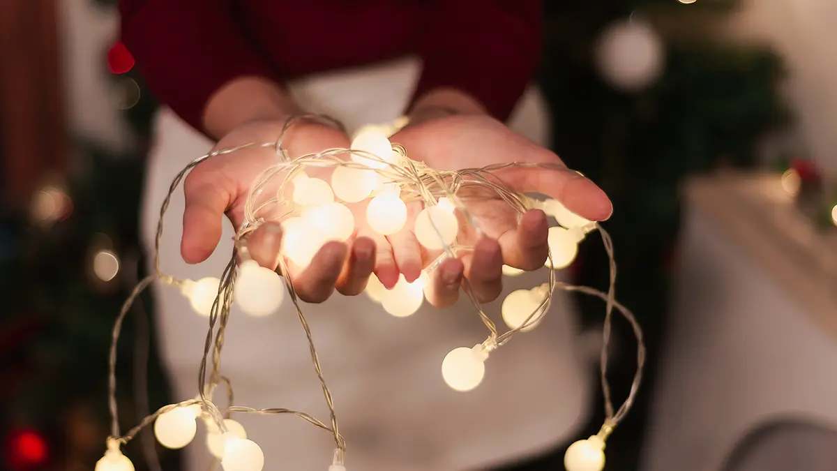 Можно ли размещать гирлянду на фасаде дома