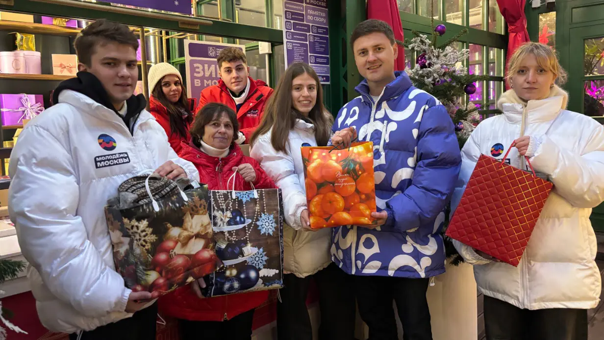 Директор ресурсного центра «Мосволонтер» Александр Левит вместе с добровольцами посетили Тверскую площадь и павильон «Фабрика подарков» проекта «Москва помогает». Александр Левит и волонтеры принесли подарки для детей и участников СВО