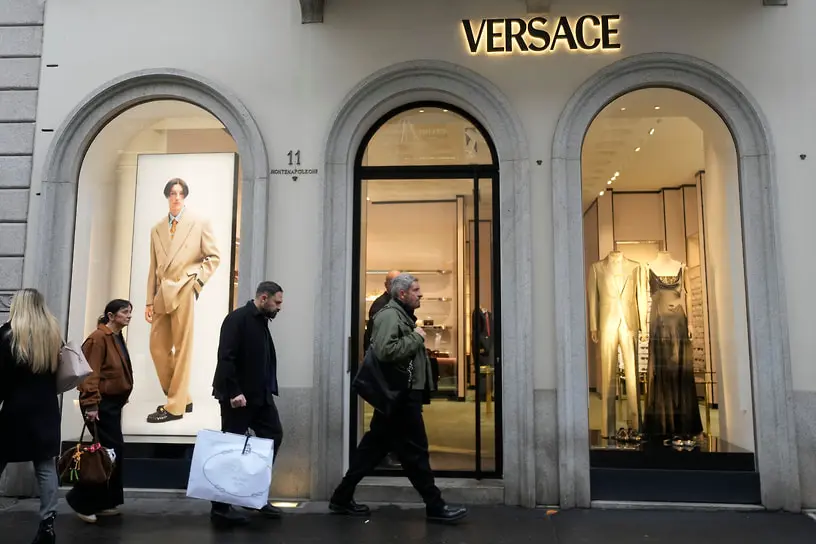 Prada Group приобретает Versace у Capri Holdings, открывая новый виток моды-0