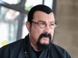 Стивен Сигал получил орден Дружбы из рук Путина и поделился радостью stiven sigal poluchil orden druzhby iz ruk putina i podelilsya radostyu-tstpp-ru-0