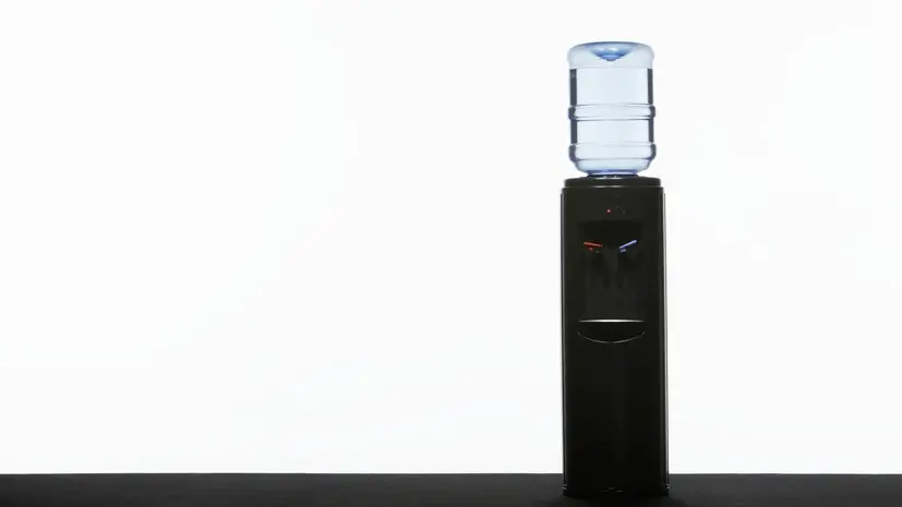 Россиянам объяснили, обязан ли работодатель устанавливать кулер с водой в офисе