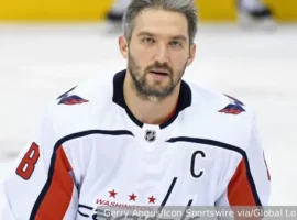 Александр Овечкин оформляет юбилейную шайбу за «Вашингтон Кэпиталз» aleksandr ovechkin oformlyaet yubilejnuyu shajbu za vashington kepitalz-tstpp-ru-0