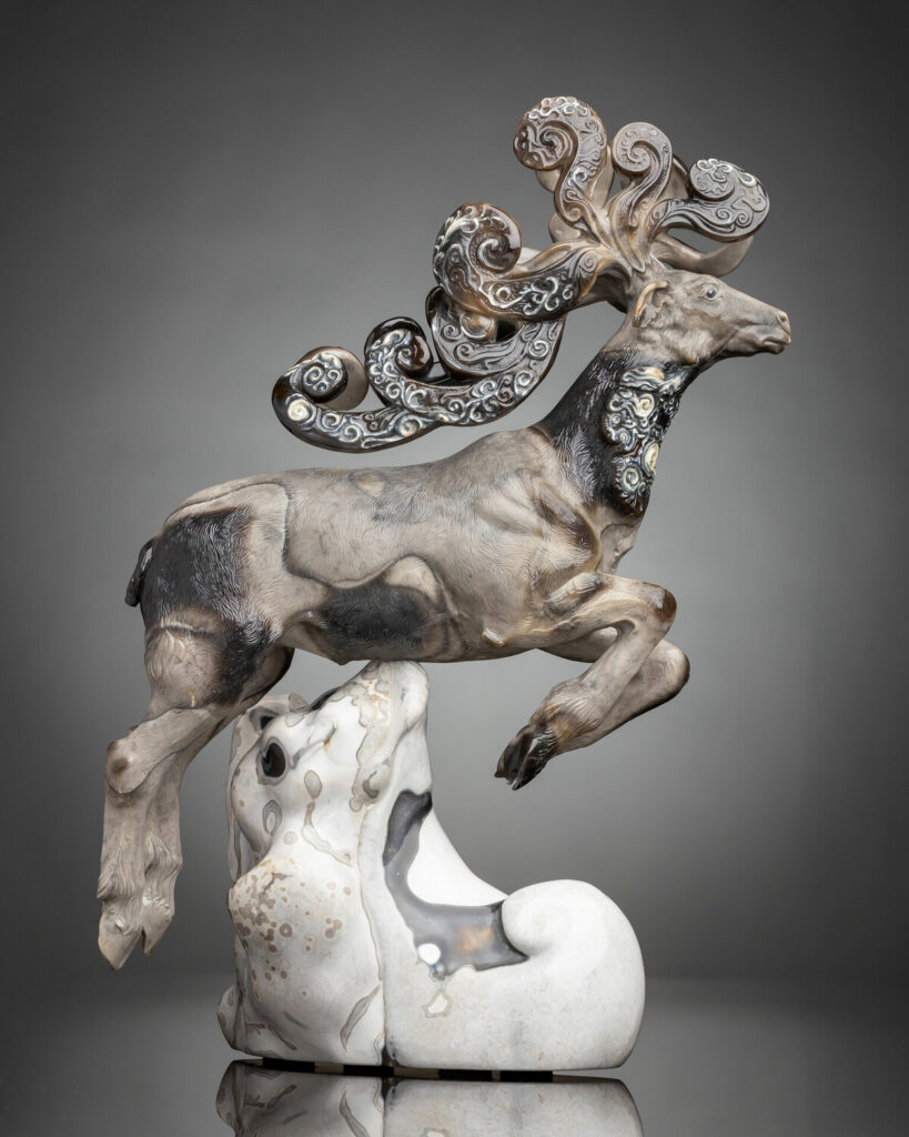 Скульптура из кремня в виде оленя