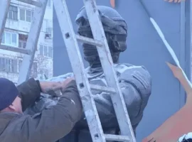 Подросток в Братске сломал памятник СВО ради внимания девушки podrostok v bratske slomal pamyatnik svo radi vnimaniya devushki-tstpp-ru-0