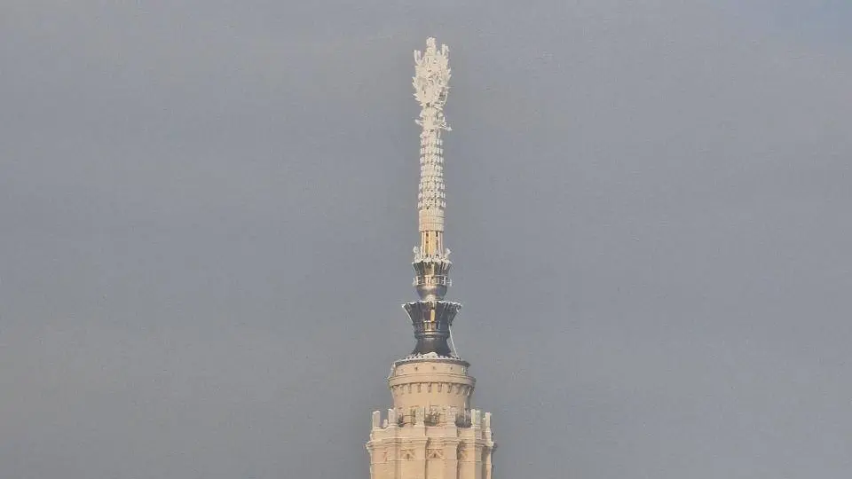 Шпиль главного здания МГУ покрылся льдом из-за морозов