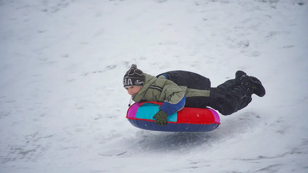Shot: В Брянске двое школьников провалились под лед, катаясь на ватрушках